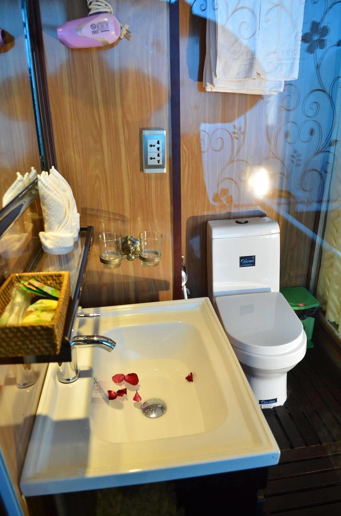 Garden Bay Luxury Cruise Hotel Ha Long Exterior foto
